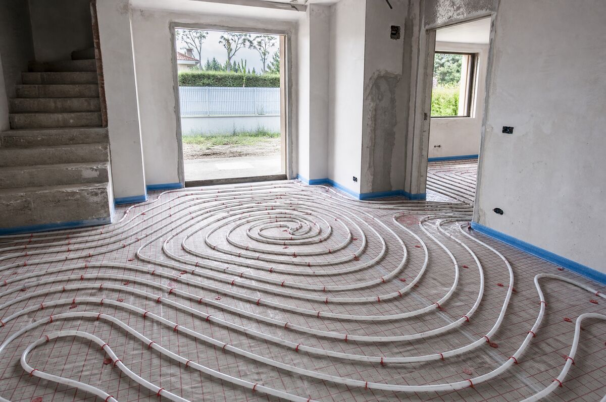 Instalación de suelo radiante hidráulico con tuberías sobre paneles aislantes antes de verter el mortero